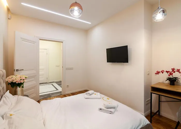 Royal 2 On Shevchenka Str Lviv